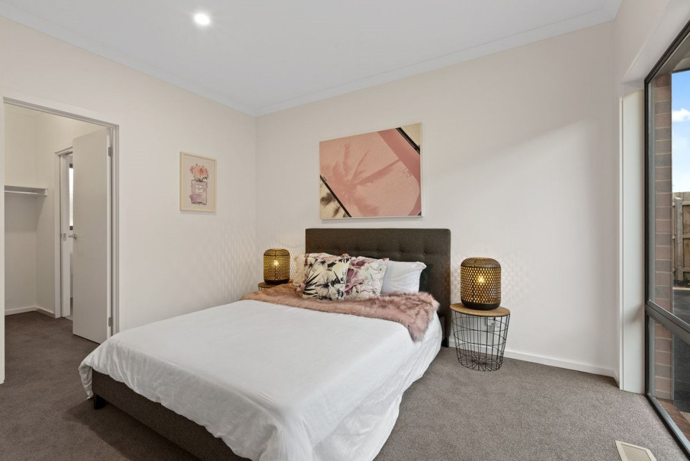 На фото: маленькая хозяйская спальня в стиле модернизм с белыми стенами, ковровым покрытием и серым полом без камина для на участке и в саду