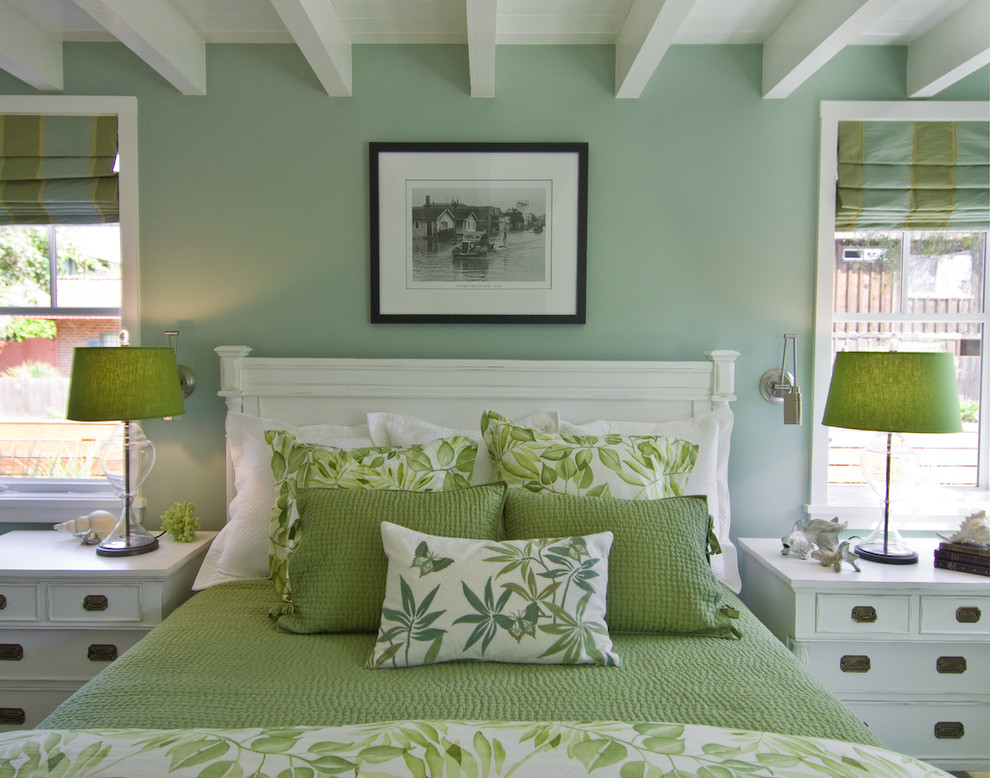 Maritimes Schlafzimmer mit grüner Wandfarbe in San Francisco