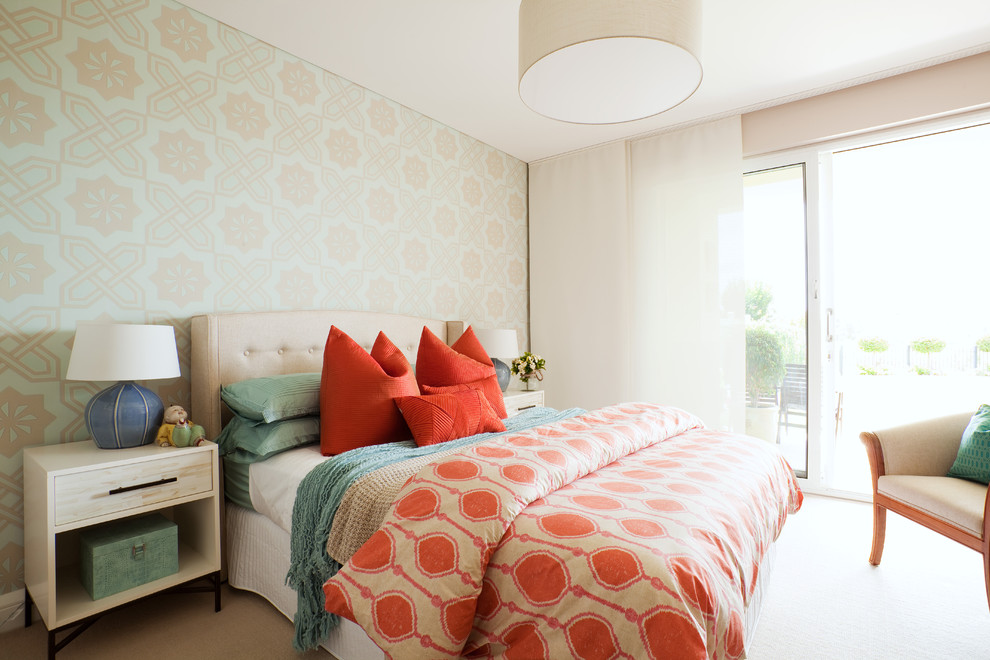 Ejemplo de dormitorio principal ecléctico de tamaño medio sin chimenea con paredes multicolor y moqueta
