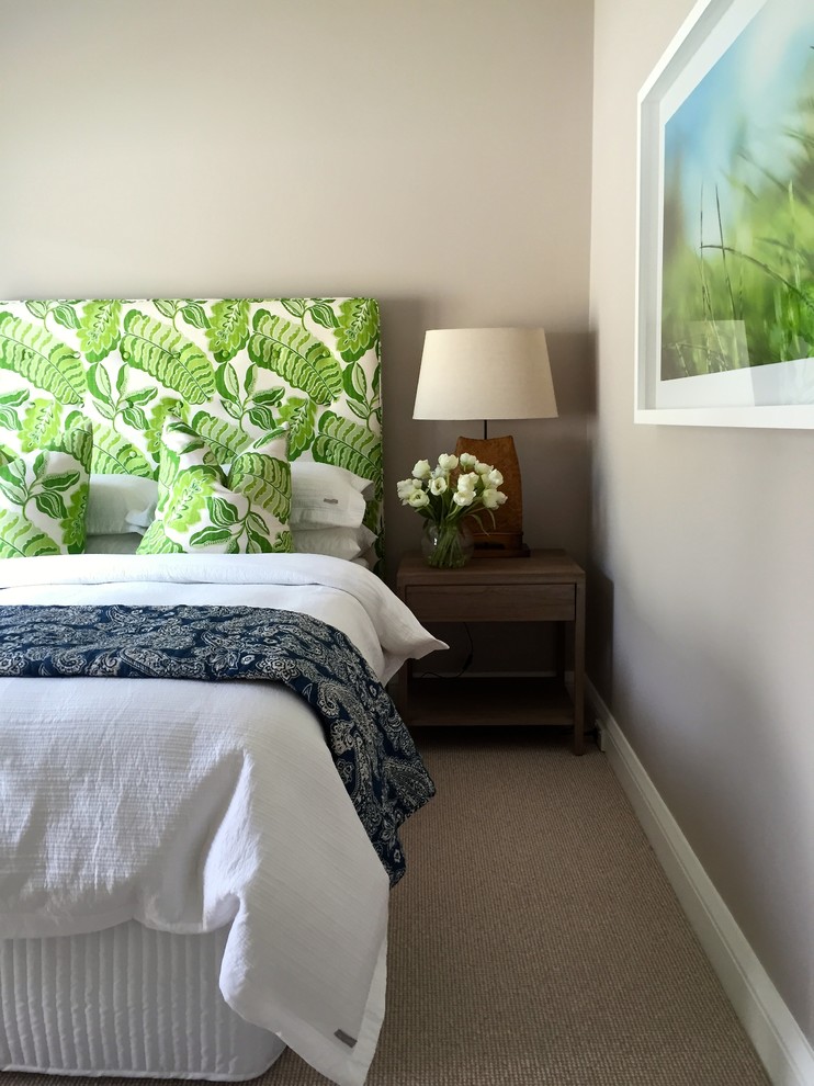 Esempio di una camera da letto tropicale di medie dimensioni con pareti grigie, moquette, nessun camino e pavimento beige
