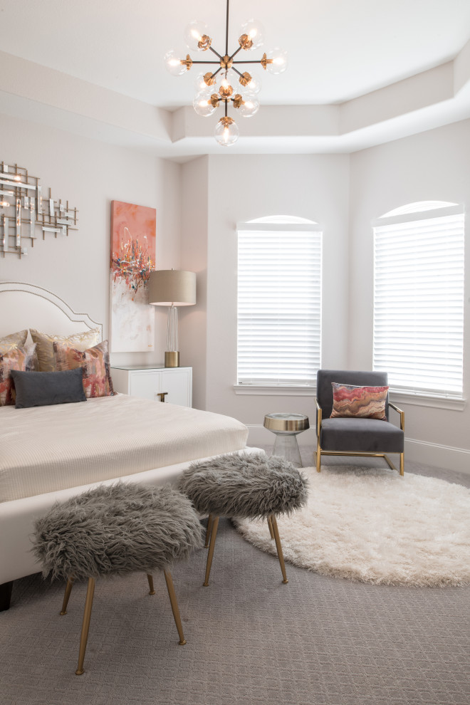 Klassisches Schlafzimmer mit grauer Wandfarbe, Teppichboden, grauem Boden und eingelassener Decke in Houston