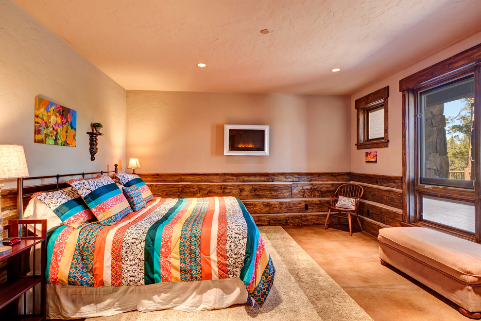 Modelo de habitación de invitados rústica de tamaño medio con paredes beige, moqueta, chimenea lineal, marco de chimenea de metal y suelo marrón