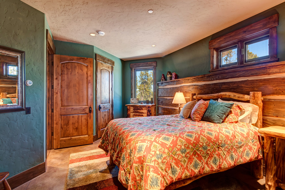 Ejemplo de habitación de invitados rústica de tamaño medio sin chimenea con paredes azules, moqueta y suelo marrón