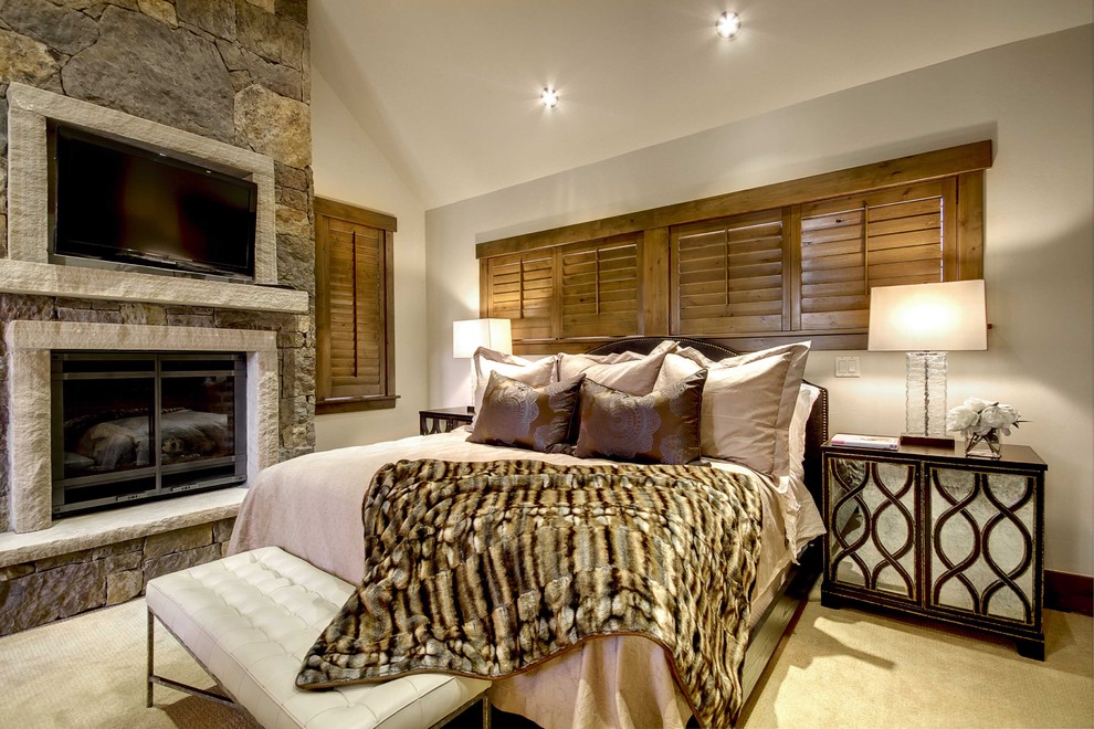 Modernes Schlafzimmer mit Kaminumrandung aus Stein in Denver
