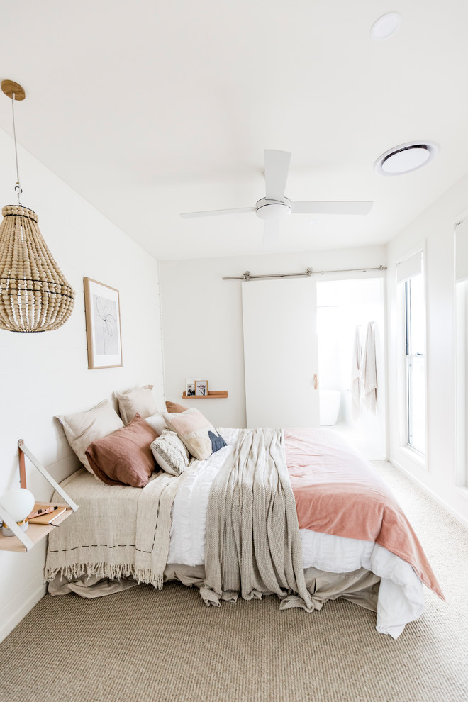 サンシャインコーストにあるビーチスタイルのおしゃれな主寝室 (白い壁、カーペット敷き、ベージュの床)