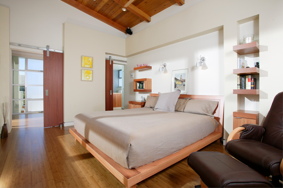 Идея дизайна: спальня в современном стиле с полом из бамбука