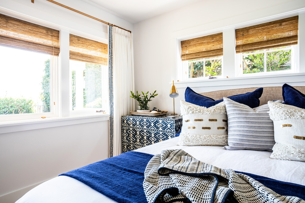 サクラメントにある中くらいなコンテンポラリースタイルのおしゃれな客用寝室 (白い壁、カーペット敷き、暖炉なし、ベージュの床)