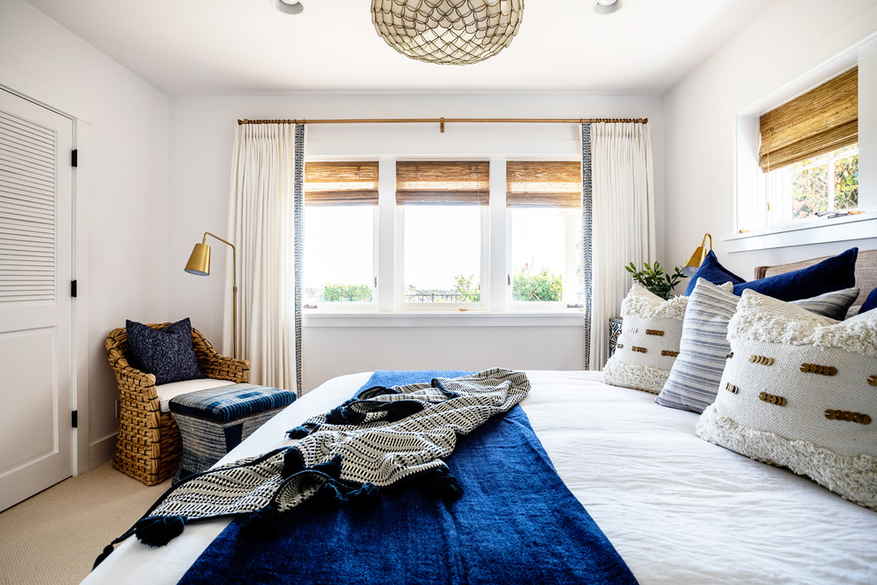 Immagine di una camera degli ospiti costiera di medie dimensioni con pareti bianche, moquette, nessun camino e pavimento beige