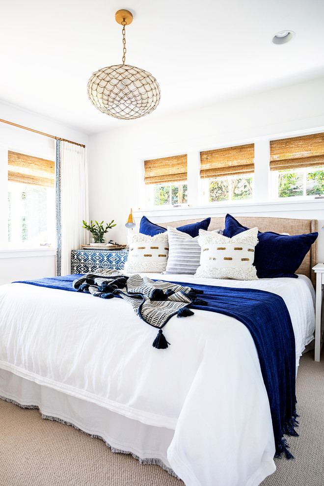 Foto de habitación de invitados costera de tamaño medio sin chimenea con paredes blancas, moqueta y suelo beige