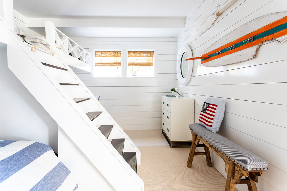 Foto di una camera degli ospiti costiera di medie dimensioni con pareti bianche, moquette, nessun camino e pavimento beige