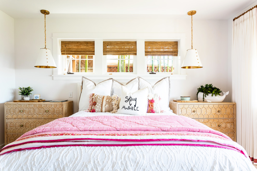 Foto de habitación de invitados marinera de tamaño medio sin chimenea con paredes blancas, moqueta y suelo beige