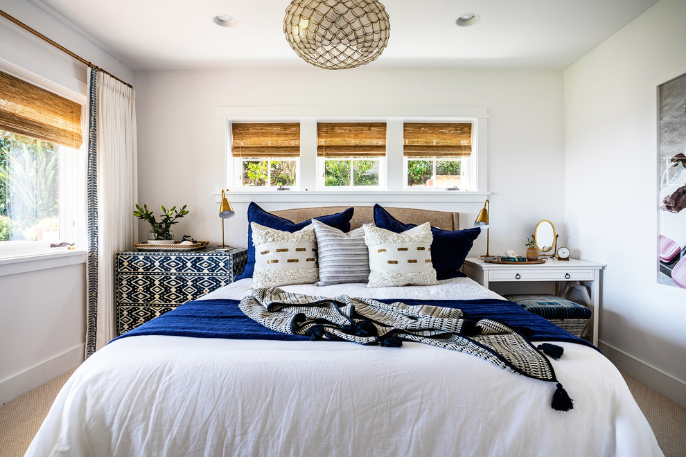 サクラメントにある中くらいなビーチスタイルのおしゃれな客用寝室 (白い壁、カーペット敷き、暖炉なし、ベージュの床) のインテリア