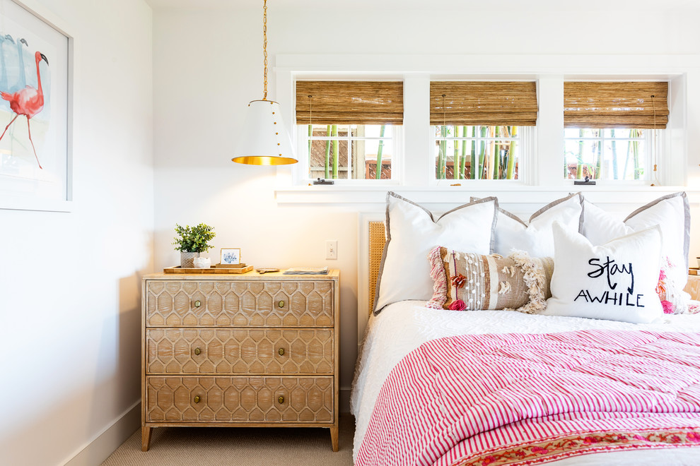 На фото: гостевая спальня среднего размера, (комната для гостей) в морском стиле с белыми стенами, ковровым покрытием и бежевым полом без камина