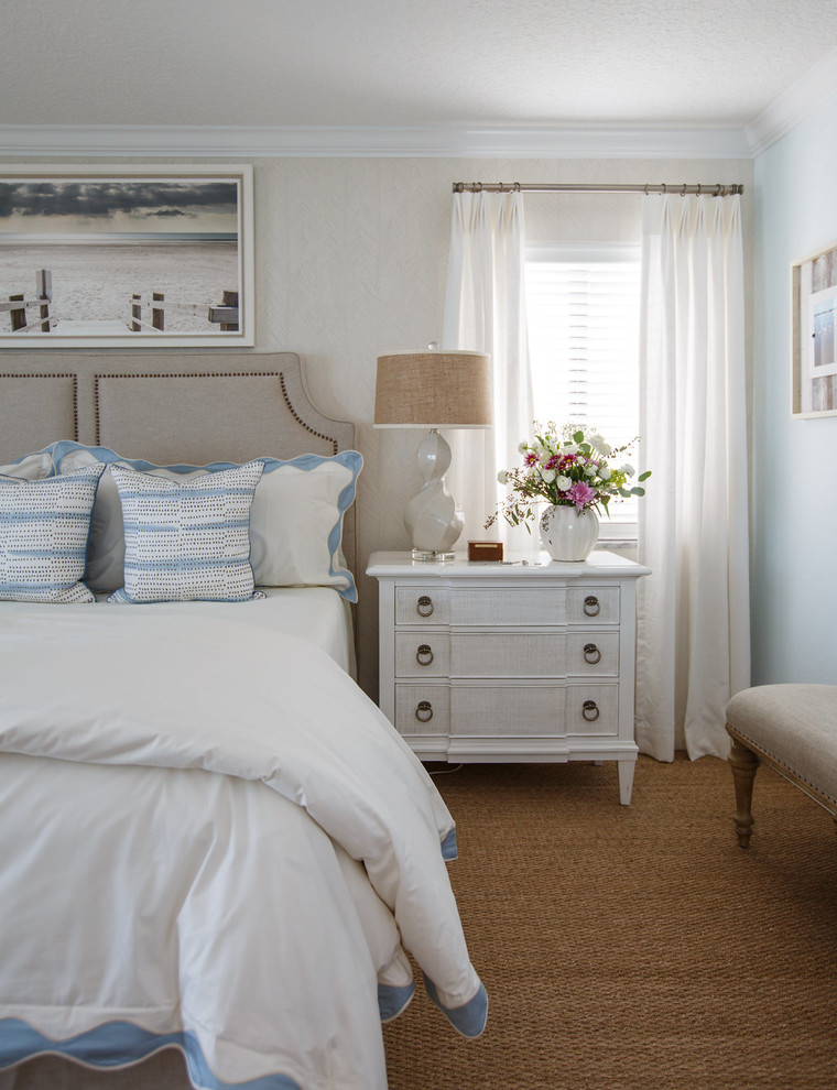 Источник вдохновения для домашнего уюта: хозяйская спальня в морском стиле с синими стенами