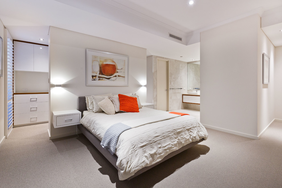 На фото: большая хозяйская спальня в современном стиле с бежевыми стенами, ковровым покрытием и бежевым полом без камина