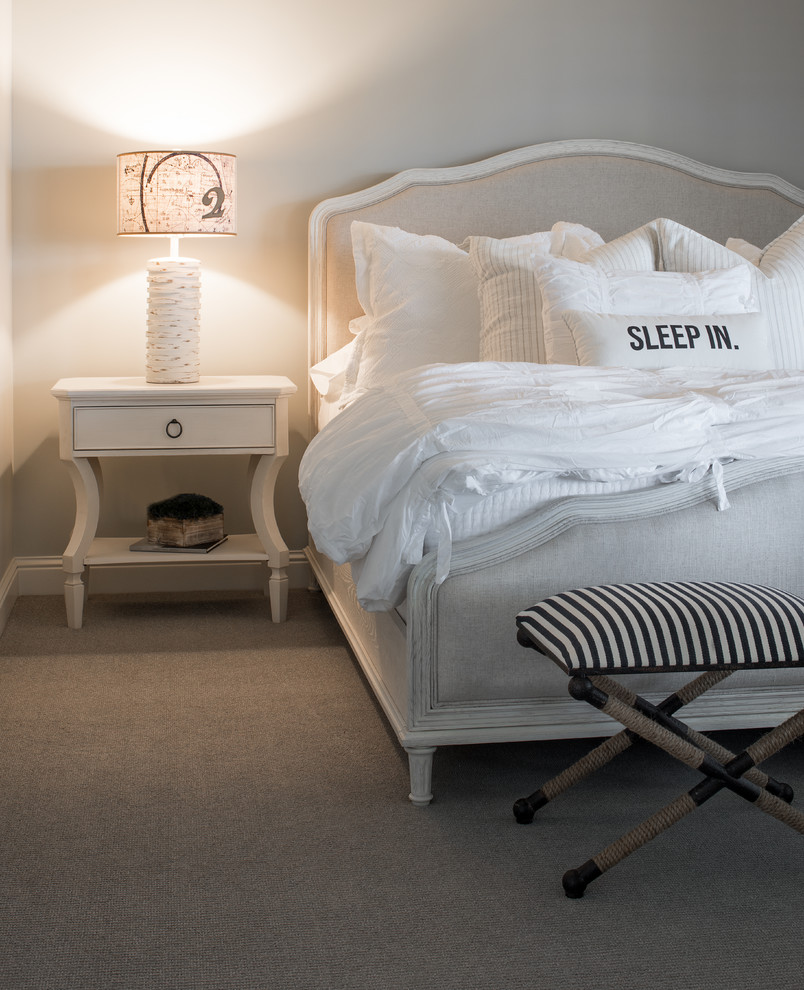 Imagen de dormitorio principal costero de tamaño medio sin chimenea con paredes beige, moqueta y suelo beige