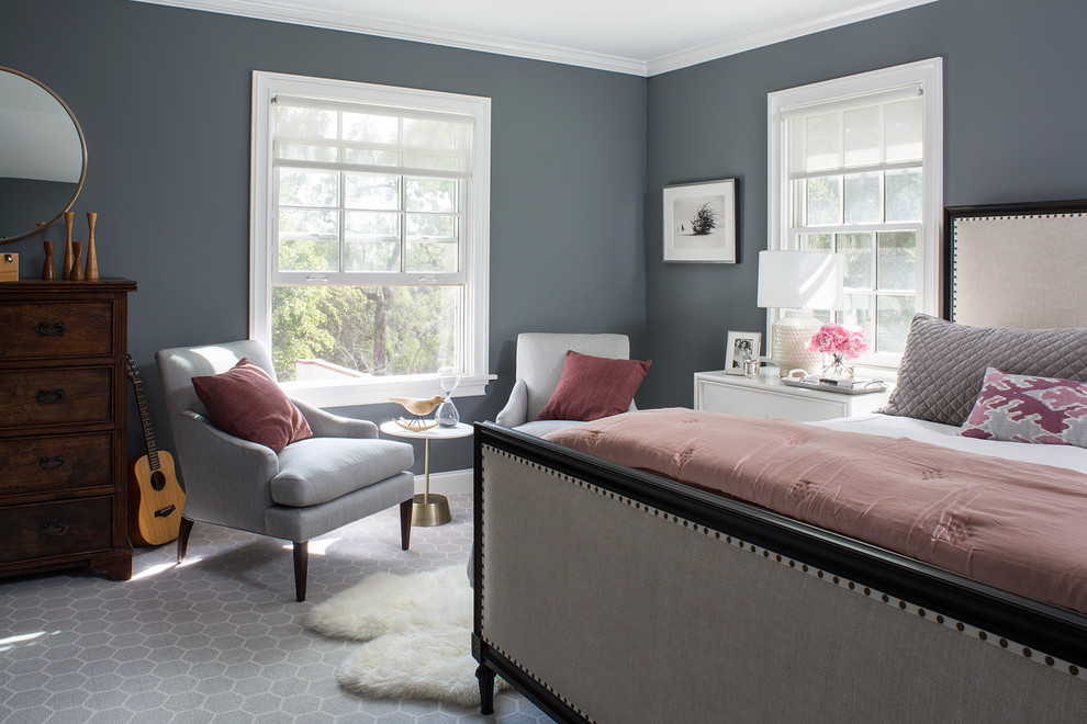 Ejemplo de dormitorio principal clásico renovado de tamaño medio con paredes grises y suelo de madera oscura