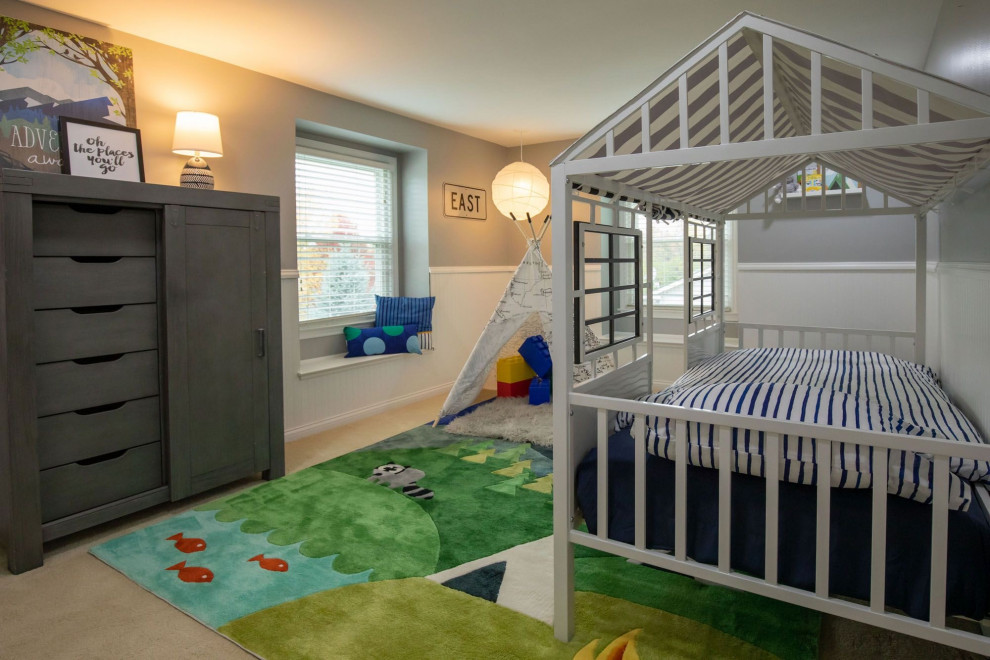 На фото: спальня среднего размера в стиле неоклассика (современная классика) с серыми стенами, ковровым покрытием, бежевым полом и панелями на стенах