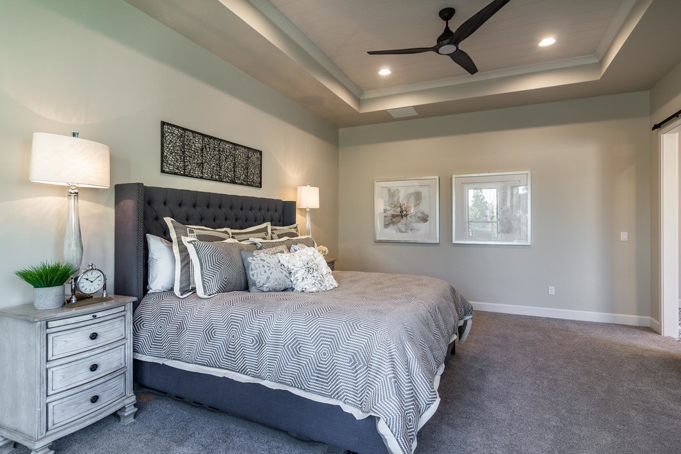 Стильный дизайн: гостевая спальня (комната для гостей) в стиле кантри с серыми стенами, ковровым покрытием и серым полом - последний тренд