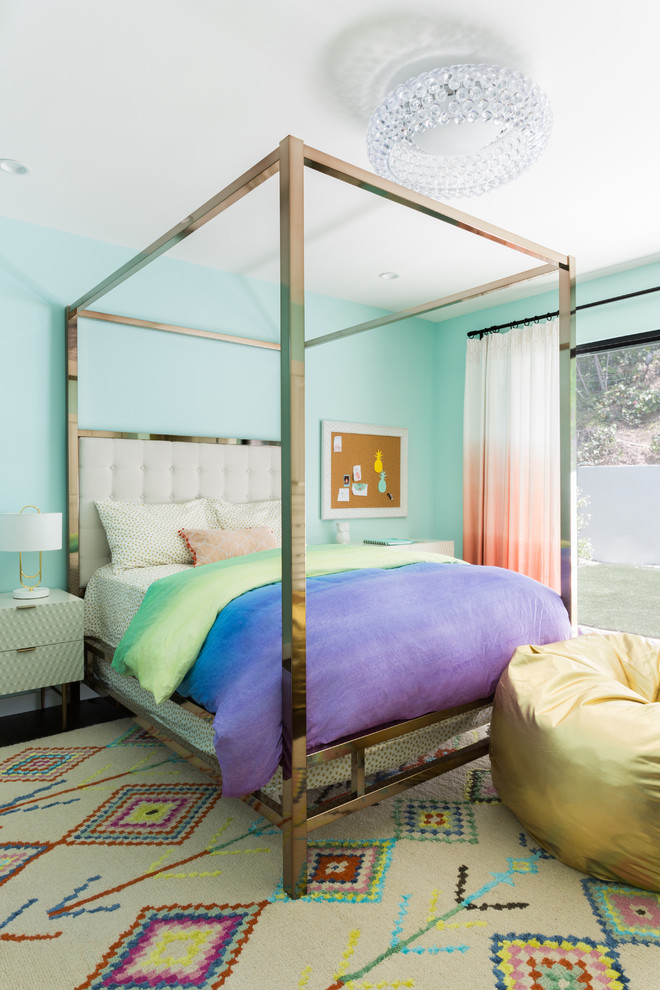 Свежая идея для дизайна: спальня среднего размера в современном стиле с синими стенами, темным паркетным полом и коричневым полом без камина - отличное фото интерьера