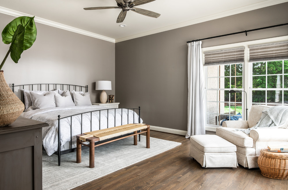 Imagen de dormitorio principal clásico renovado de tamaño medio con paredes grises, suelo de madera en tonos medios y suelo marrón
