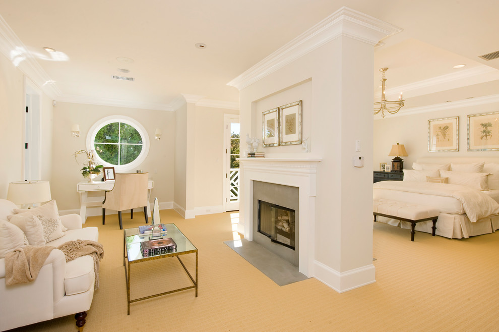 Idee per una camera da letto classica con pareti beige, moquette, camino bifacciale e pavimento beige