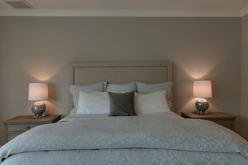 ナッシュビルにある広いミッドセンチュリースタイルのおしゃれな主寝室 (グレーの壁、カーペット敷き、ベージュの床) のインテリア