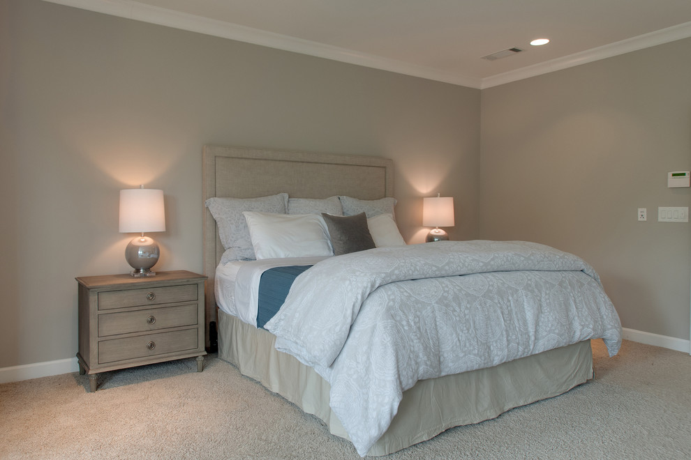 Идея дизайна: большая хозяйская спальня в стиле ретро с серыми стенами, ковровым покрытием и бежевым полом