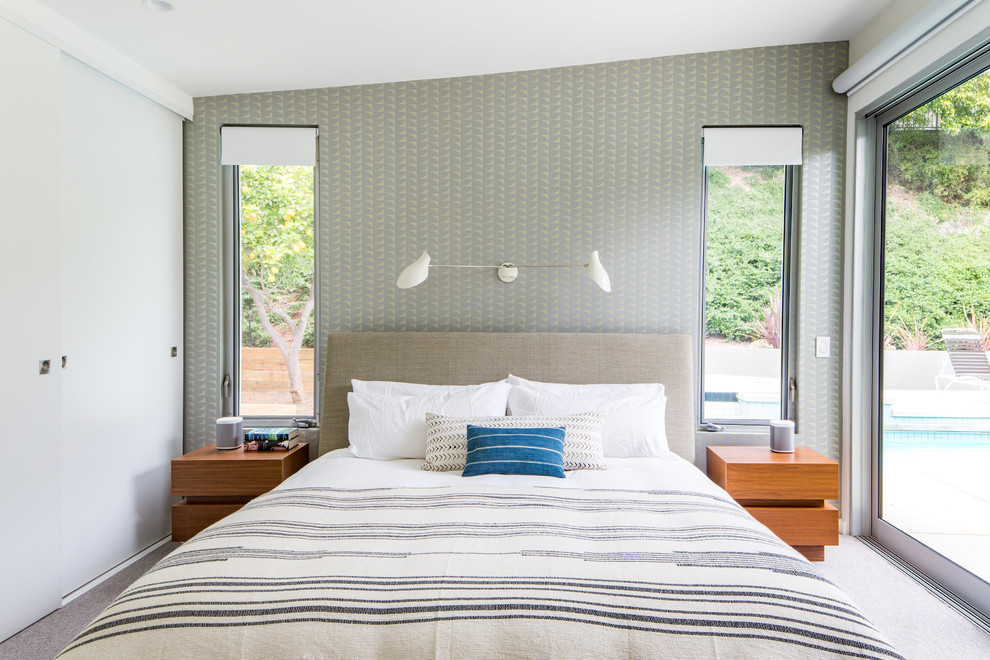 На фото: спальня в стиле ретро с серыми стенами, ковровым покрытием и серым полом с