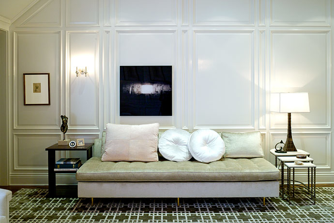 ロサンゼルスにある広いトラディショナルスタイルのおしゃれな主寝室 (白い壁、濃色無垢フローリング)