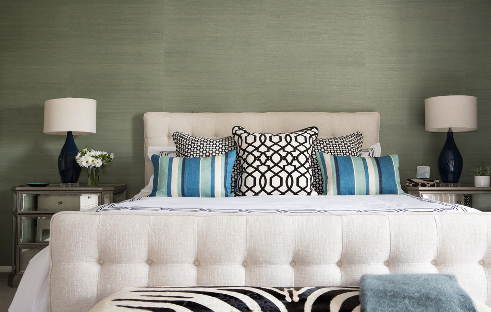 Diseño de dormitorio principal clásico renovado grande con paredes verdes, moqueta, suelo gris y papel pintado