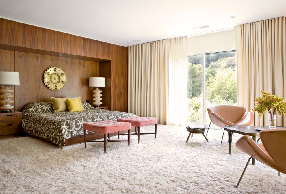 ロサンゼルスにあるミッドセンチュリースタイルのおしゃれな寝室 (ベージュの壁、カーペット敷き) のレイアウト