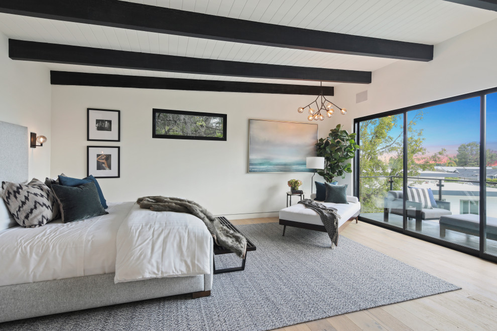 Imagen de dormitorio actual con paredes blancas, suelo de madera clara, suelo beige y vigas vistas