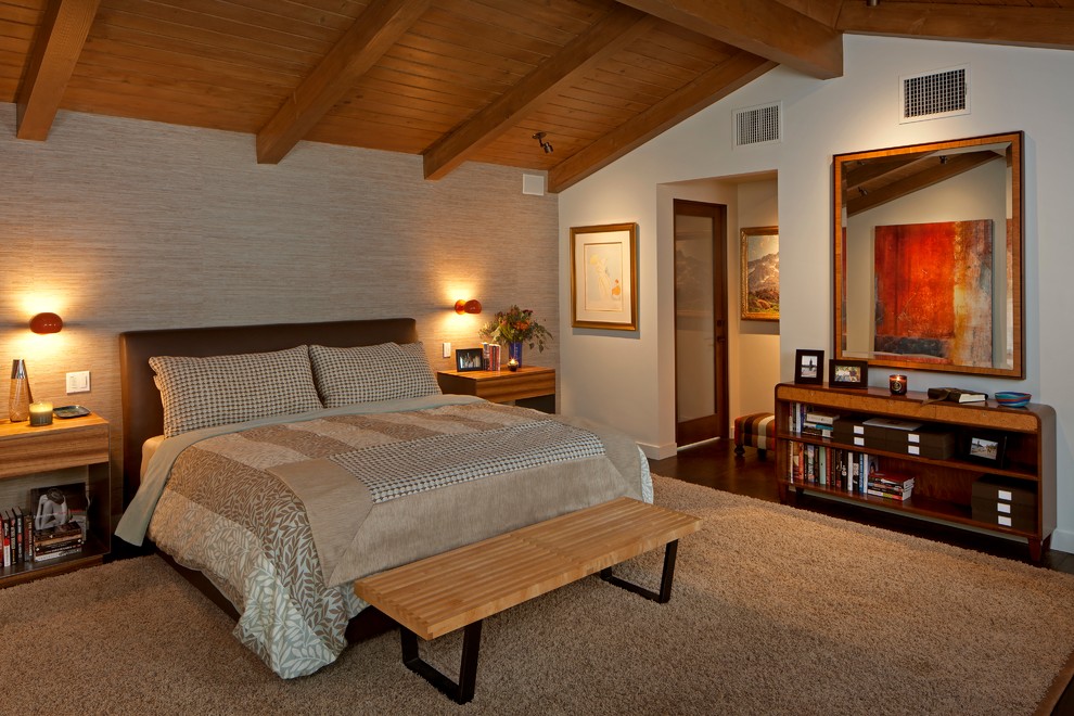 Пример оригинального дизайна: хозяйская спальня среднего размера в стиле ретро с серыми стенами и темным паркетным полом без камина