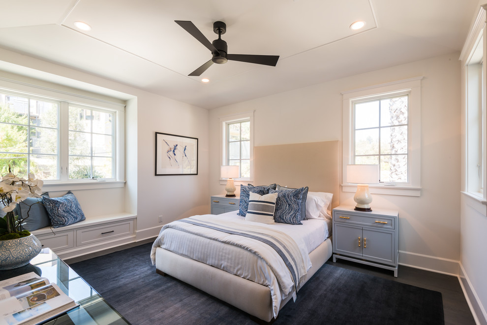 Klassisches Schlafzimmer mit weißer Wandfarbe, dunklem Holzboden und braunem Boden in Orange County
