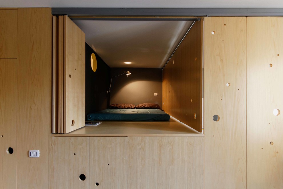 Пример оригинального дизайна: маленькая хозяйская спальня в современном стиле с кроватью в нише для на участке и в саду