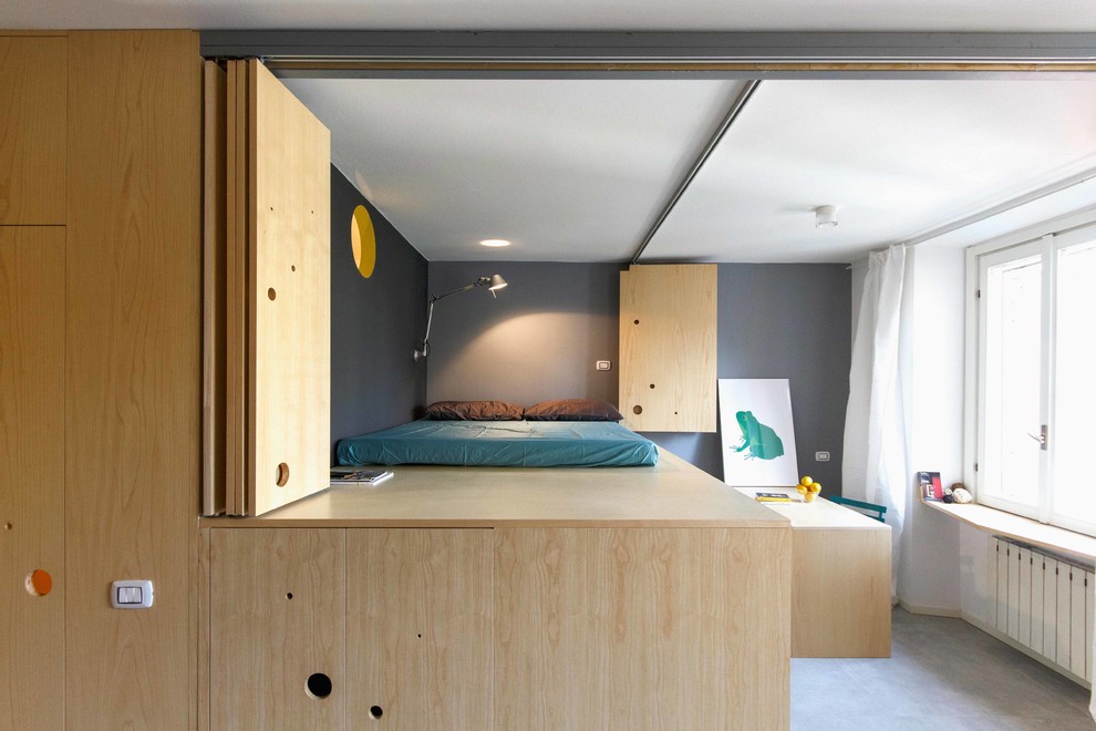 На фото: маленькая спальня на антресоли в современном стиле с серыми стенами для на участке и в саду