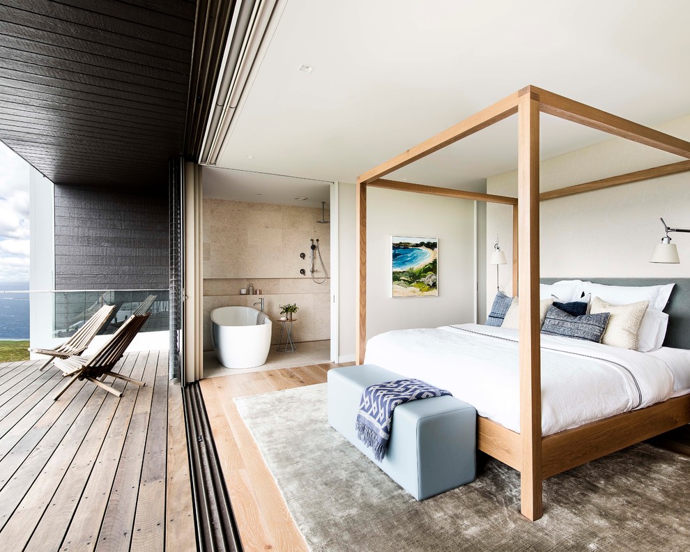 Стильный дизайн: хозяйская спальня в морском стиле с белыми стенами, светлым паркетным полом и бежевым полом - последний тренд