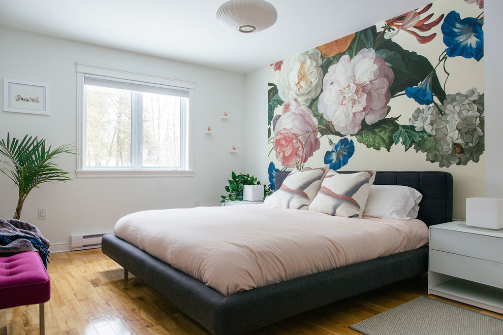 Стильный дизайн: хозяйская спальня среднего размера в современном стиле с разноцветными стенами, паркетным полом среднего тона и коричневым полом без камина - последний тренд