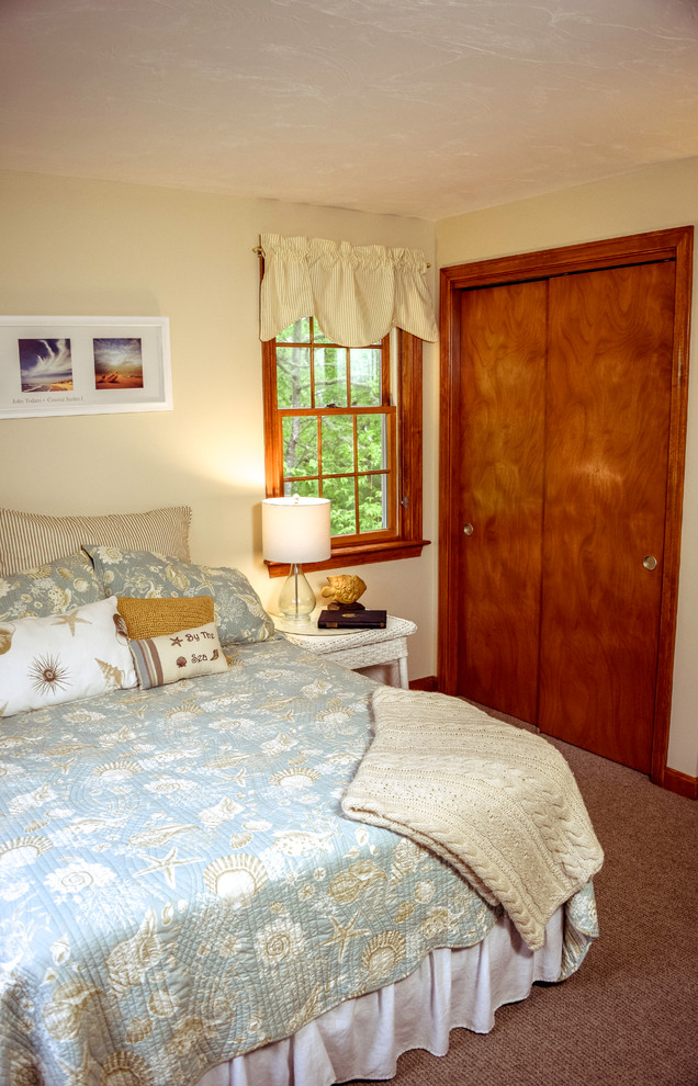 На фото: маленькая гостевая спальня (комната для гостей) в классическом стиле с белыми стенами и ковровым покрытием для на участке и в саду