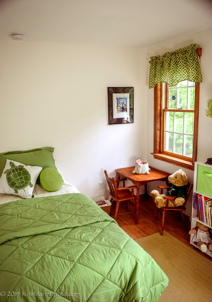 Exemple d'une petite chambre d'amis chic avec un mur blanc et un sol en bois brun.