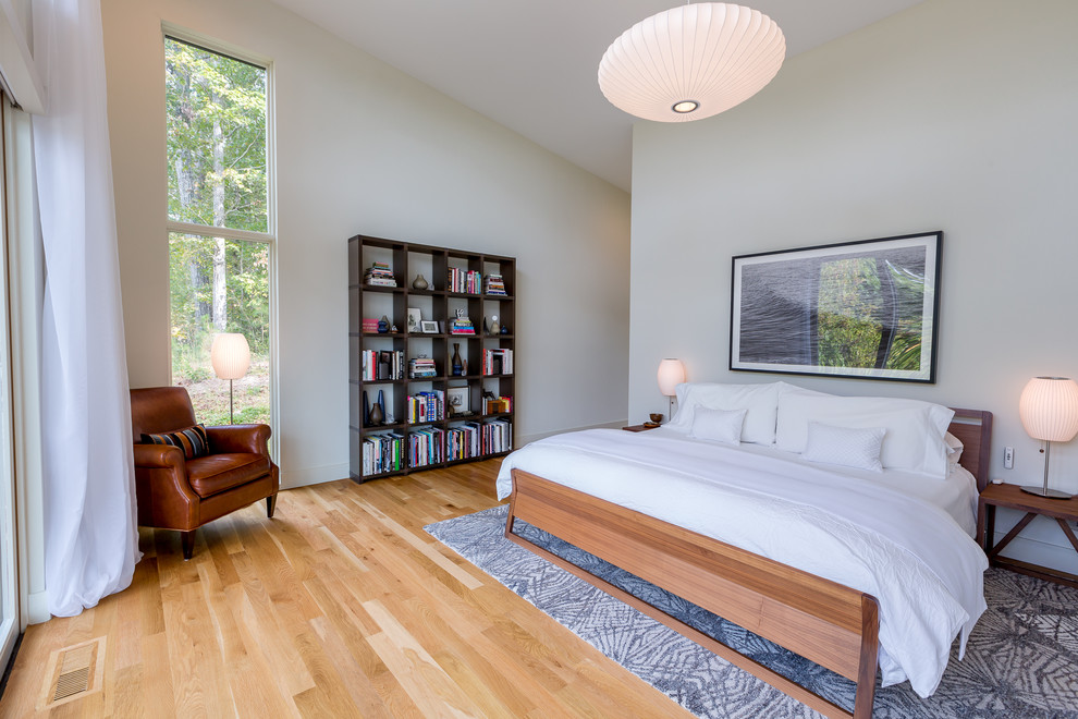 Ispirazione per una camera da letto tradizionale con pareti beige, pavimento in legno massello medio e pavimento marrone