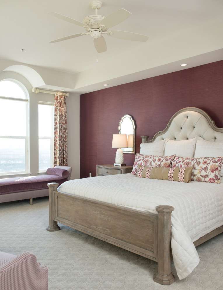 Inspiration pour une grande chambre parentale traditionnelle avec un mur violet.