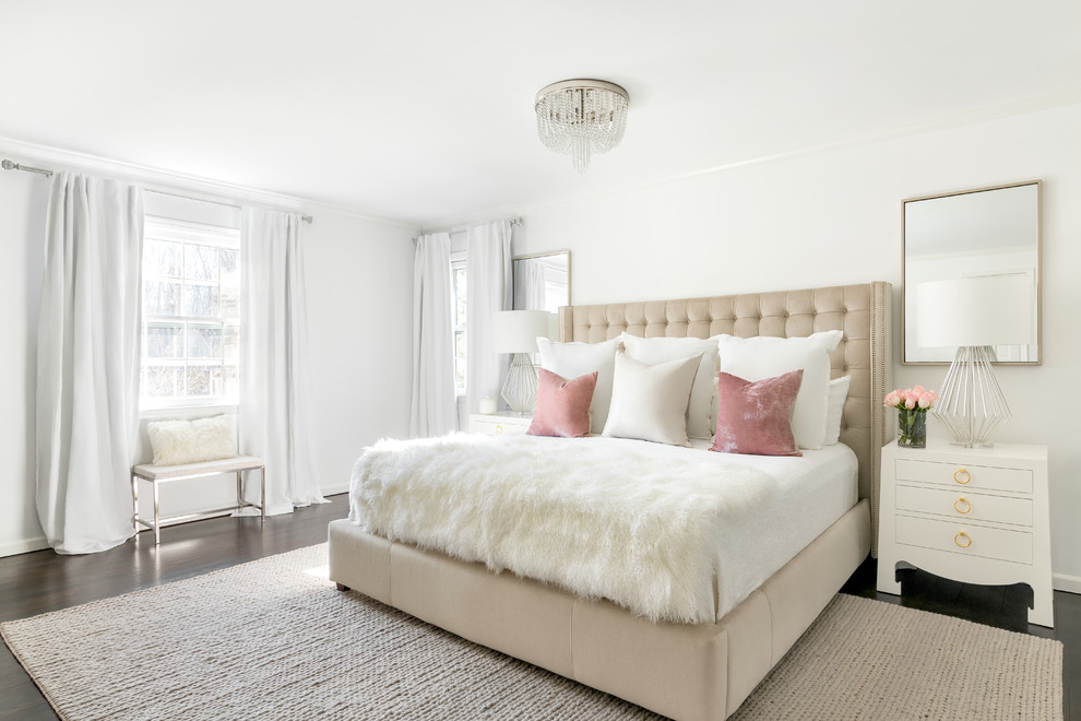 ニューヨークにあるトランジショナルスタイルのおしゃれな主寝室 (白い壁、濃色無垢フローリング、茶色い床) のレイアウト