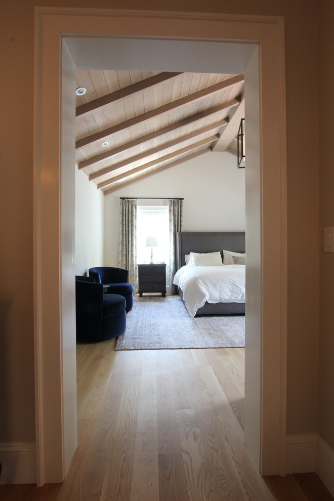Ejemplo de dormitorio principal clásico grande sin chimenea con paredes beige y suelo de madera clara