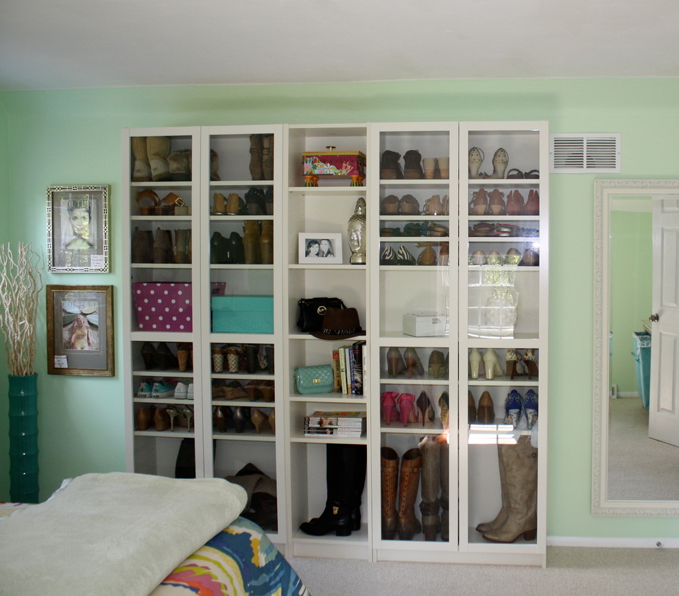 Inspiration for a mid-sized modern guest carpeted bedroom remodel in New York with green walls