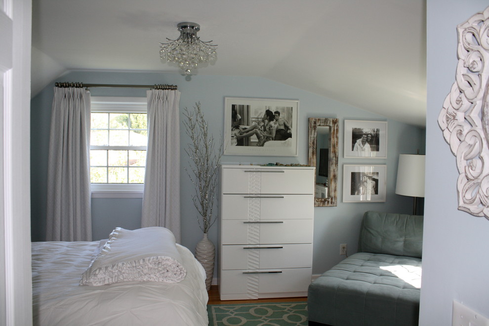 Cette image montre une chambre parentale minimaliste de taille moyenne avec un mur bleu, parquet clair et aucune cheminée.