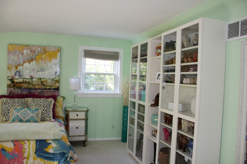 Ejemplo de habitación de invitados minimalista de tamaño medio con paredes verdes y moqueta