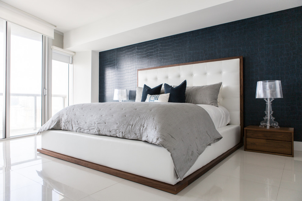 Стильный дизайн: хозяйская спальня среднего размера в современном стиле с синими стенами и полом из керамической плитки без камина - последний тренд