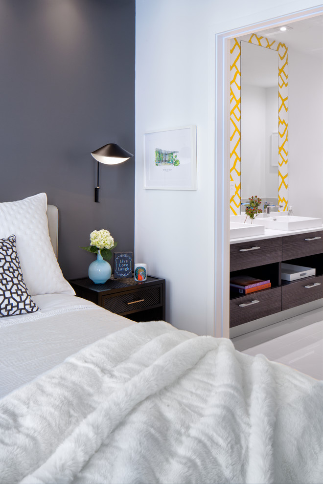 Imagen de dormitorio principal nórdico pequeño con paredes grises, suelo vinílico y suelo gris